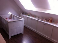Babykamer met inbouwkasten
