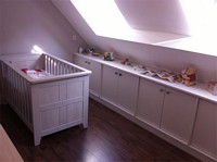 Babykamer met inbouwkasten