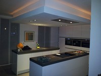 Moderne Keuken met verlaagd plafond